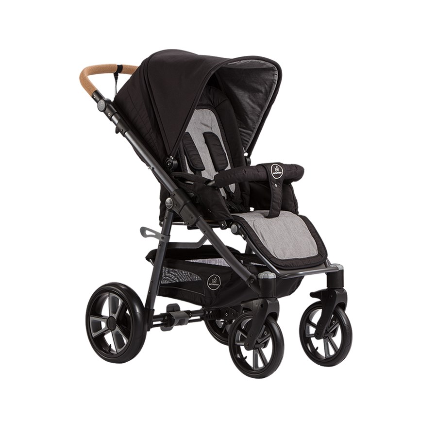 Der Kinderwagen "Lux" von Naturkind verbindet höchsten Komfort mit tollem Design und überzeugt mit seiner langen Nutzungsdauer. Hier in der Ausführung mit Comfort Soft Rad.