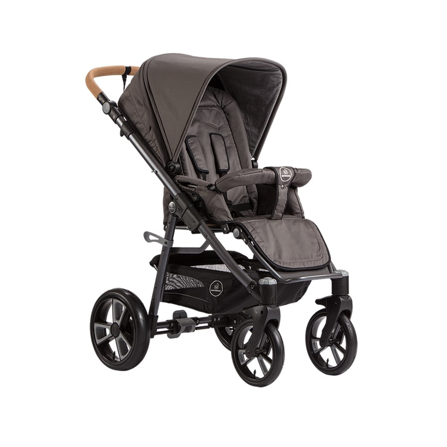 Der Kinderwagen "Lux" von Naturkind verbindet höchsten Komfort mit tollem Design und überzeugt mit seiner langen Nutzungsdauer. Hier in der Ausführung mit Comfort Soft Rad.