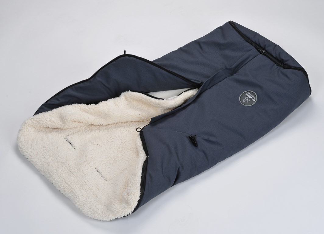 Der in originellen Farben gestaltete Fußsack von Naturkind lässt sich im Winter wie Sommer verwenden. Einzigartig ist die Kombination der Materialien: Schafschurwolle und Teddyplüsch.