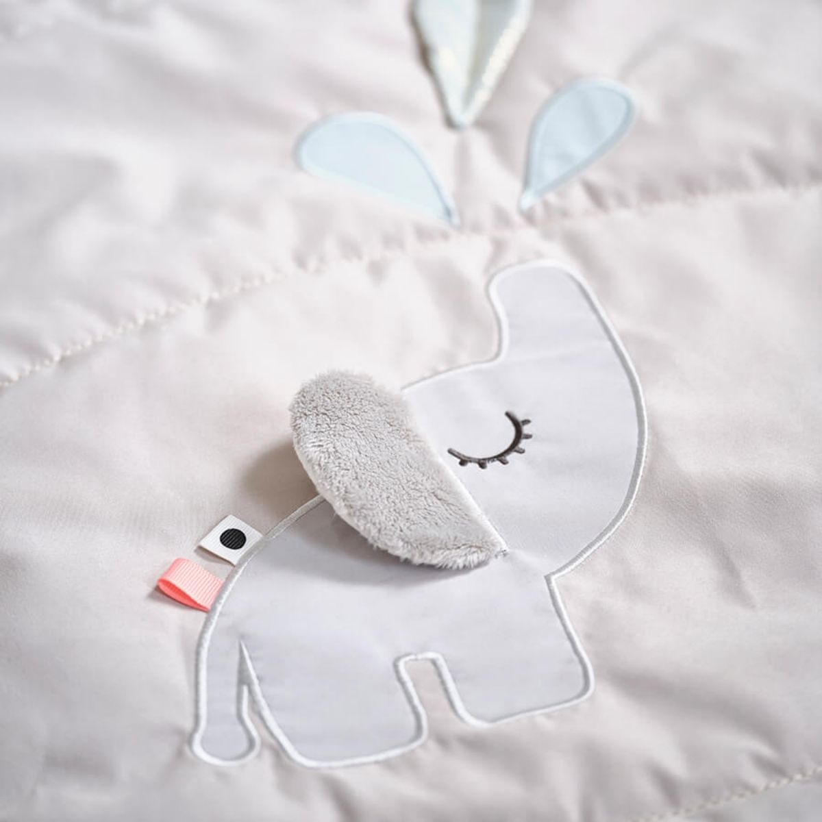 Done-by-Deer-Sensorische-Spieldecke-Deerfriends-Sand Done by Deer Sensorische Spieldecke