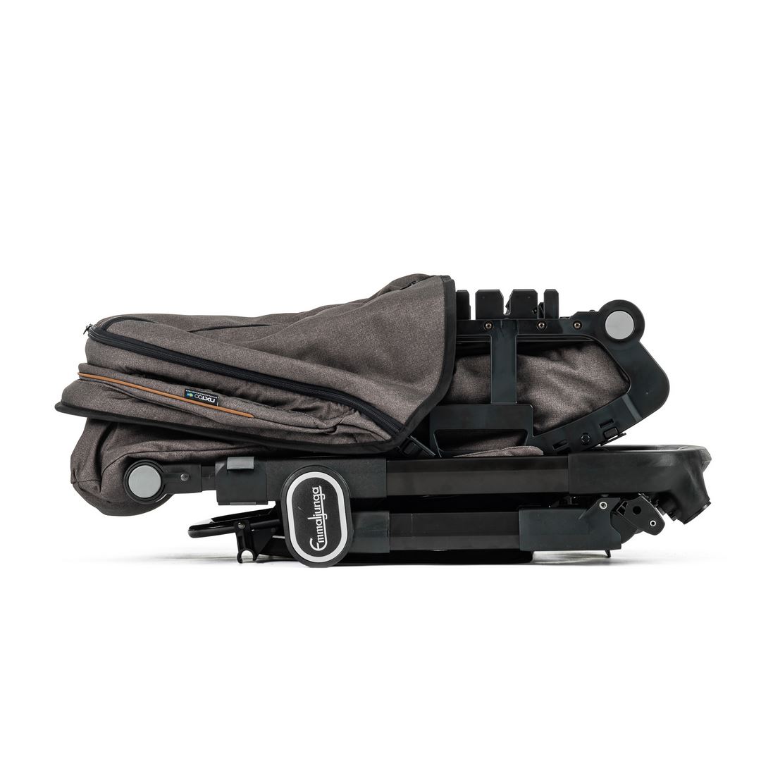 Der Emmaljunga NXT60 F Kinderwagen bietet ein kompaktes und leichtes Gestell mit hervorragenden Fahreigenschaften. Das Modell verfügt über einen umsetzbaren und geräumigen Sitz, der völlig flach gelegt werden kann. Verwende die ersten 6 Monate die kuschel