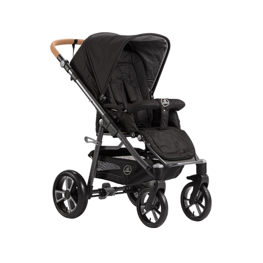 Der Kinderwagen "Lux" von Naturkind verbindet höchsten Komfort mit tollem Design und überzeugt mit seiner langen Nutzungsdauer. Hier in der Ausführung mit PE-Rädern.