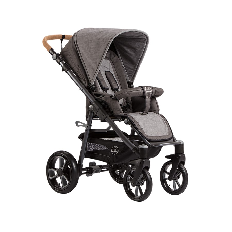 Der Kinderwagen "Lux" von Naturkind verbindet höchsten Komfort mit tollem Design und überzeugt mit seiner langen Nutzungsdauer. Hier in der Ausführung mit Comfort Soft Rad.