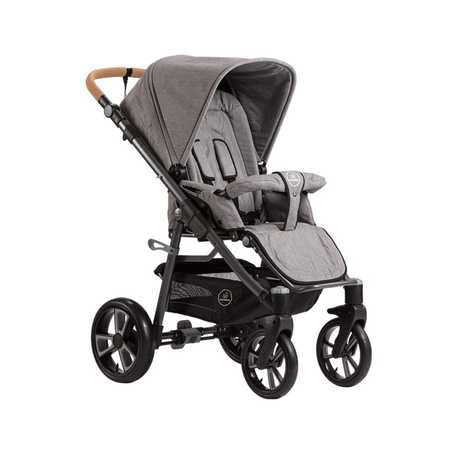 .Der Kinderwagen "Lux" von Naturkind verbindet höchsten Komfort mit tollem Design und überzeugt mit seiner langen Nutzungsdauer. Hier in der Ausführung mit PE-Rädern, Füllmaterial der Stoffe: Baumwolle