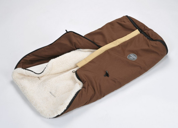 Der in originellen Farben gestaltete Fußsack von Naturkind lässt sich im Winter wie Sommer verwenden. Einzigartig ist die Kombination der Materialien: Schafschurwolle und Teddyplüsch.