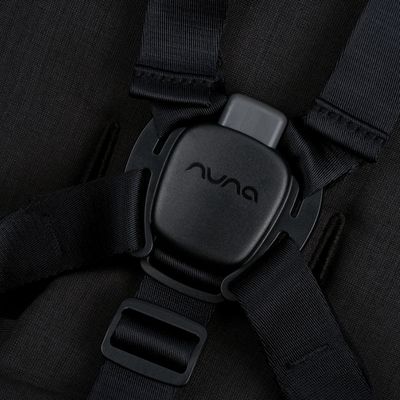 Nuna-Triv-next-Kinderwagen-magnetischer-Gurtsystem